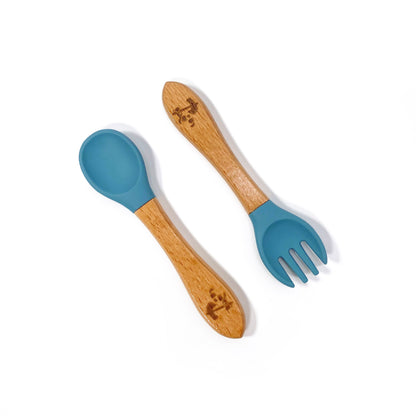 A set of children’s bamboo and silicone cutlery, in ocean blue. The set is comprised of a fork and spoon.